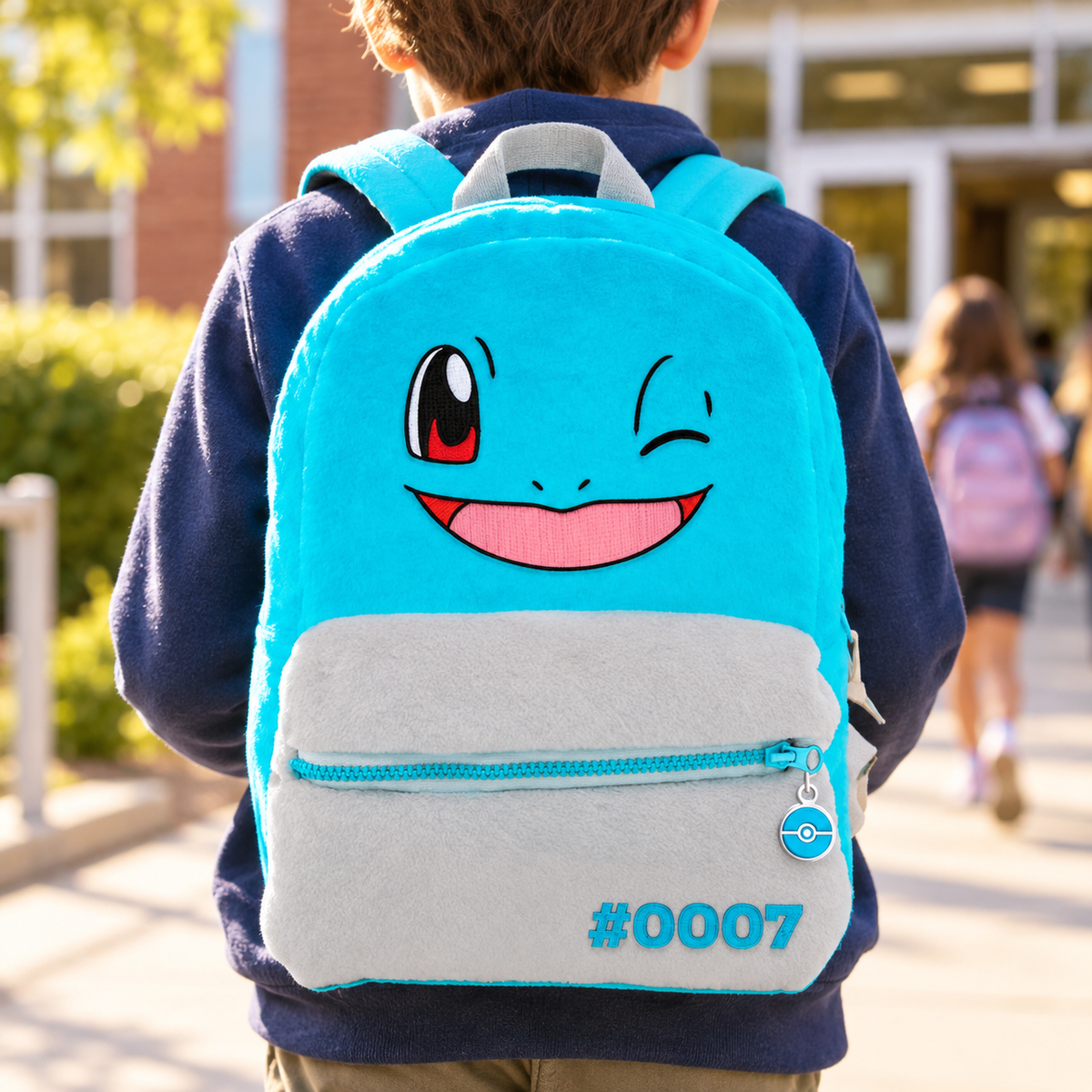 Mochila de peluche Pokémon Squirtle de 30 cm: ejemplo de uso — escena ilustrativa generada con IA