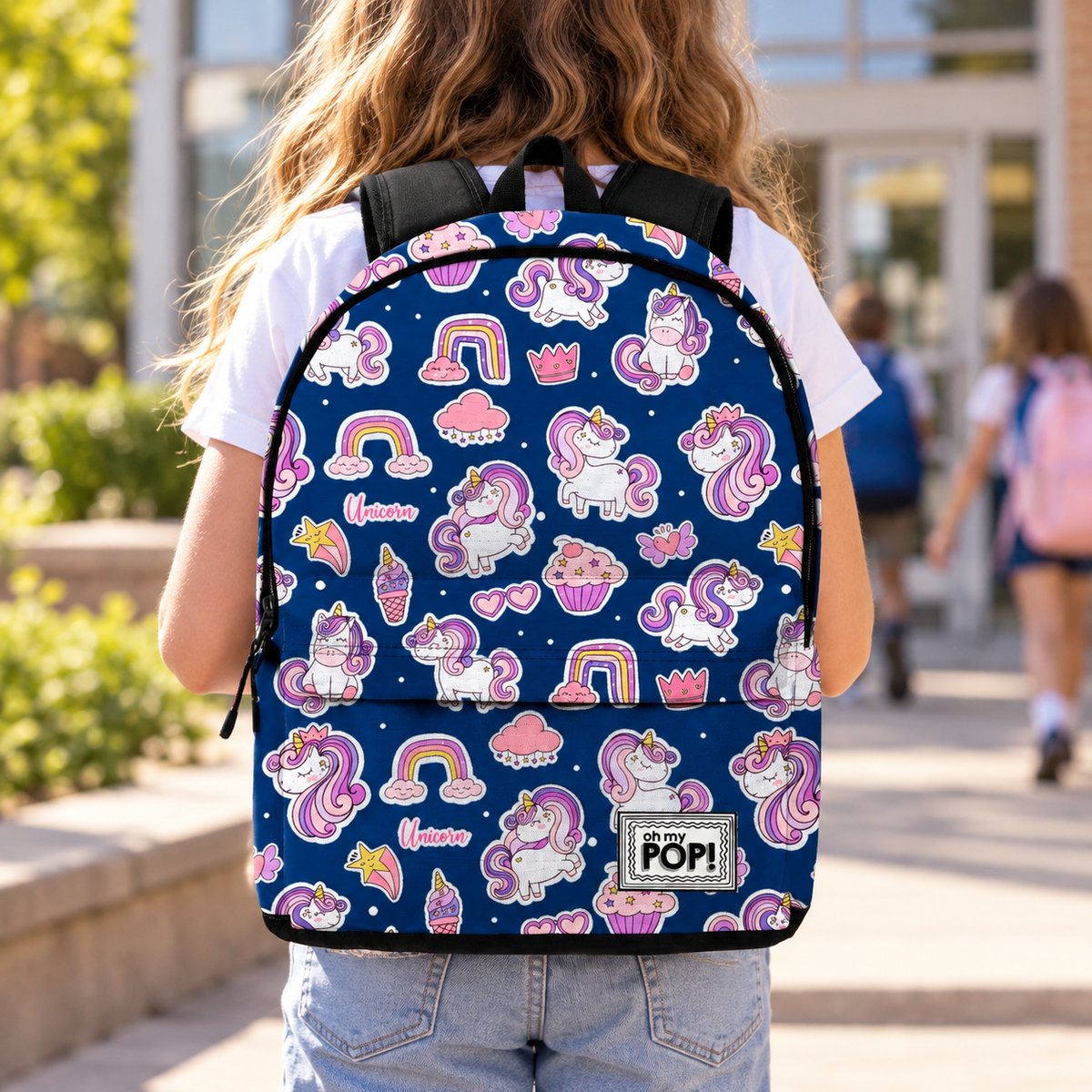 Mochila Oh My POP! Unicornio — 46 cm: escena ilustrativa de uso generada con IA