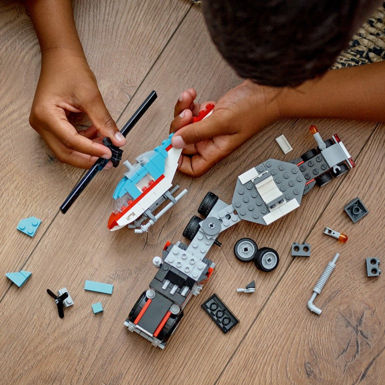 LEGO Creator 3 en 1 – Camión plataforma con helicóptero (31146) - en uso