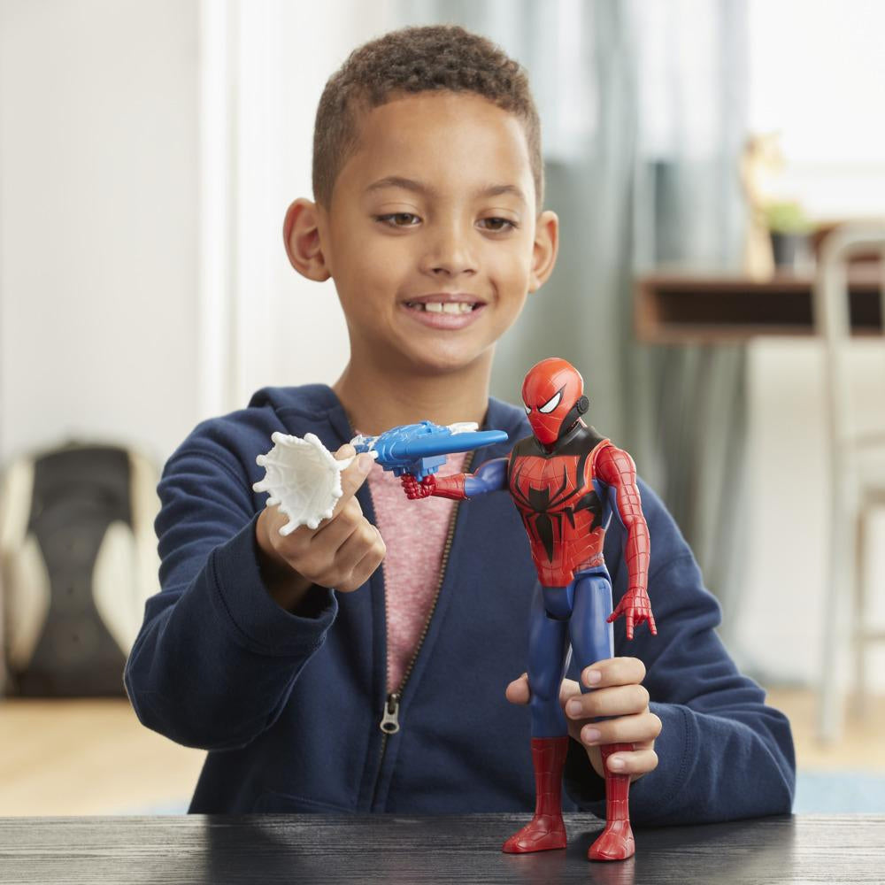Niño jugando con Spider-Man Blast Gear