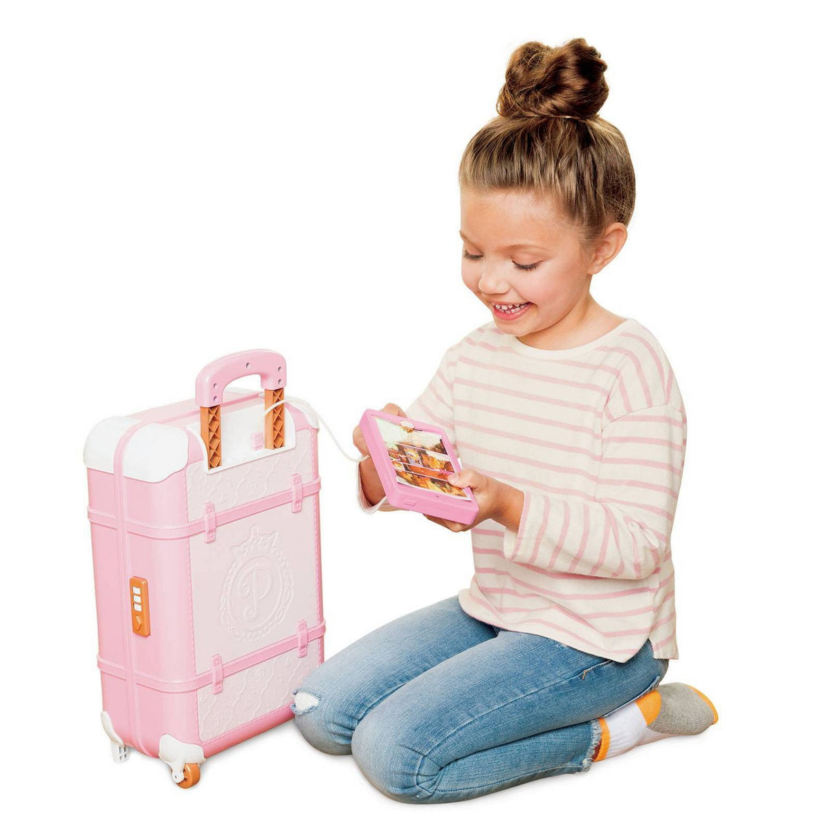 Niña jugando con la maleta y accesorios Princesas Disney Style Collection.