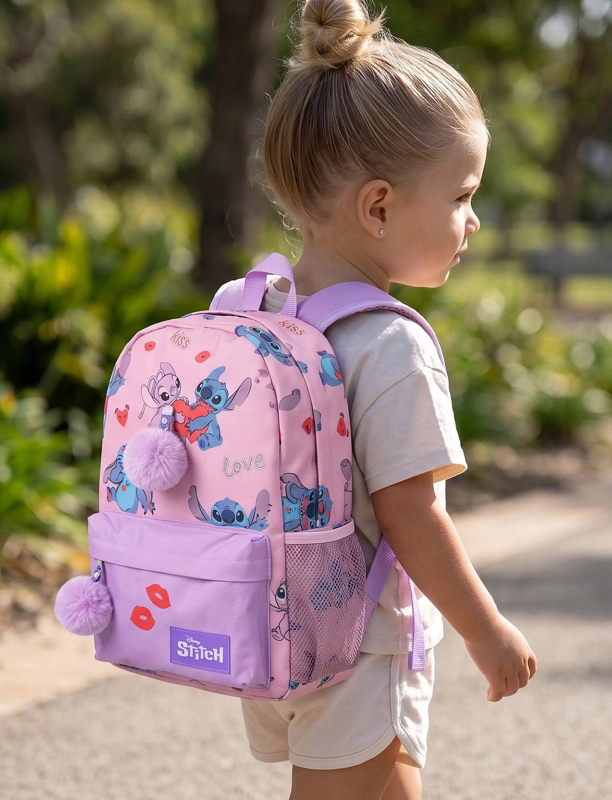 Mochila Stitch rosa con pompones – imagen de uso