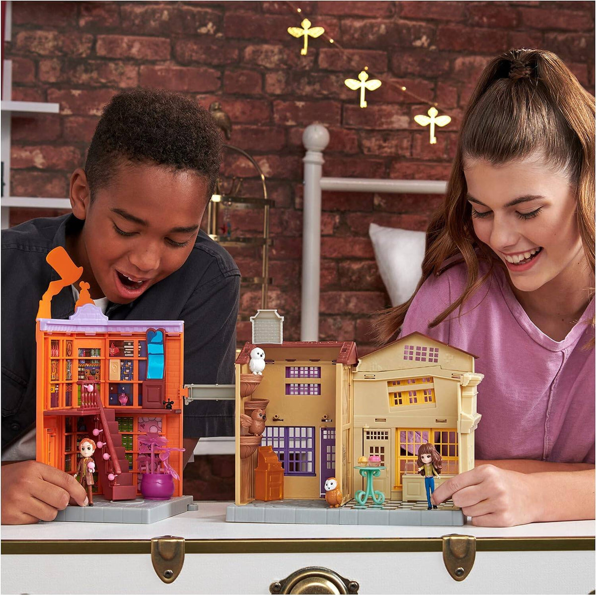 Niños jugando con el Callejón Diagon Magical Minis de Harry Potter.
