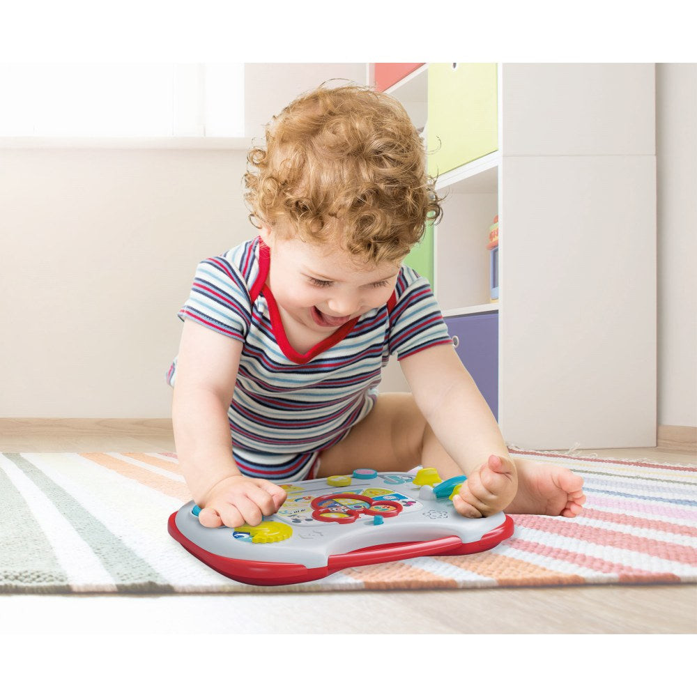 Niño jugando con la pad interactiva Mickey and Friends de Clementoni.