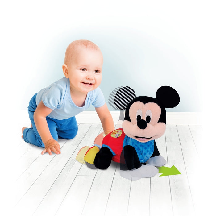 Bebé siguiendo al peluche Mickey Gatea Conmigo.