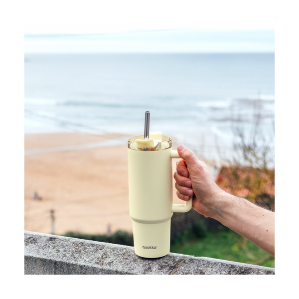 Vaso térmico Quokka Vibe Pastel Yellow con pajita · 880 ml