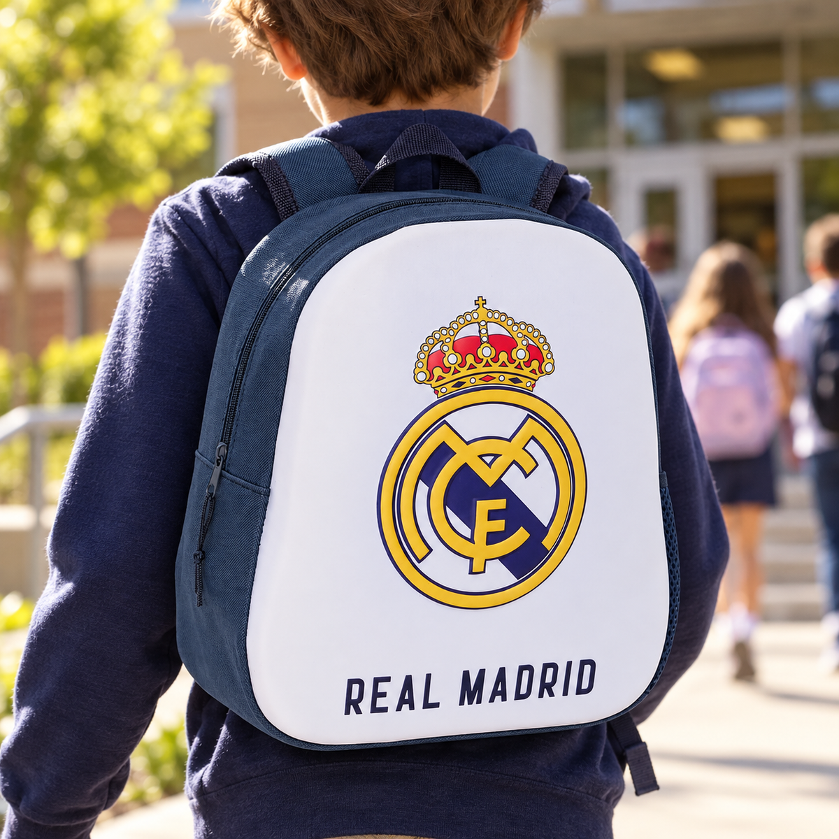 Mochila Real Madrid 3D: ejemplo de uso — escena ilustrativa generada con IA