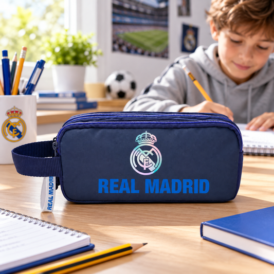 Portatodo triple Real Madrid en una mesa de estudio