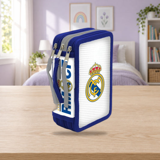 Composición de ambiente con la foto original: Estuche de 3 pisos con material Real Madrid
