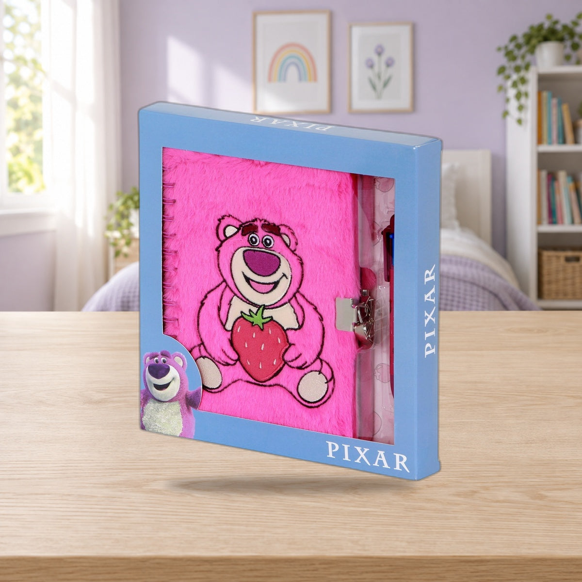 Composición de ambiente con la foto original: Libreta de peluche con bolígrafo Lotso