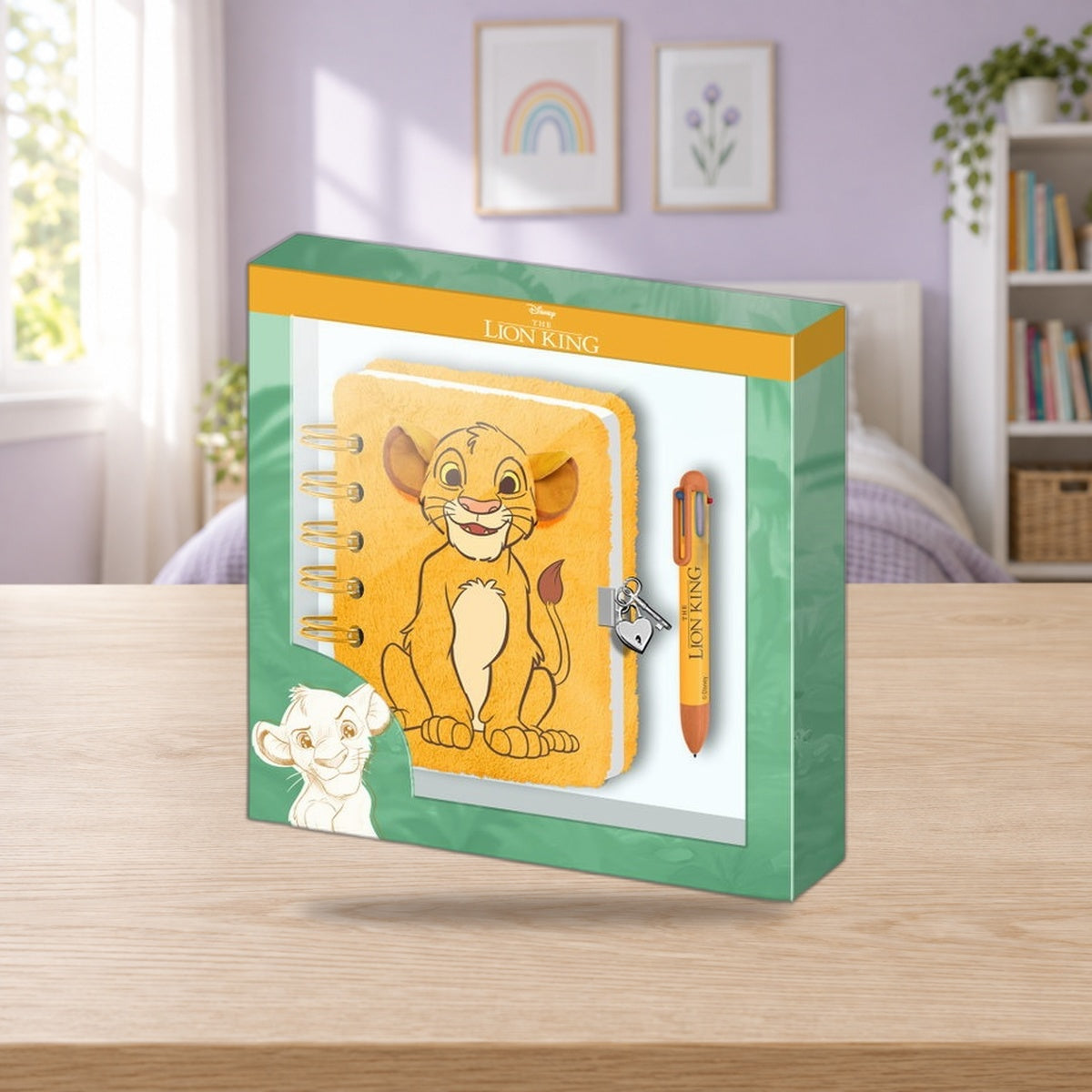 Composición de ambiente con la foto original: Libreta de peluche con bolígrafo El Rey León