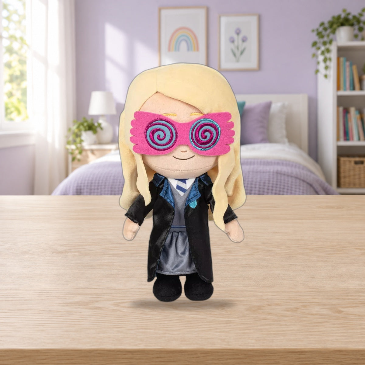 Composición de ambiente con la foto original: Peluche Luna Lovegood · Harry Potter · 29 cm