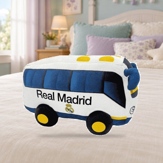 Composición de ambiente con fotografía original: Peluche Autobús Real Madrid · 20 cm