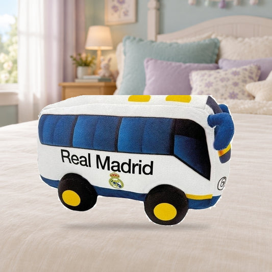 Composición de ambiente con fotografía original: Peluche Autobús Real Madrid · 32 cm