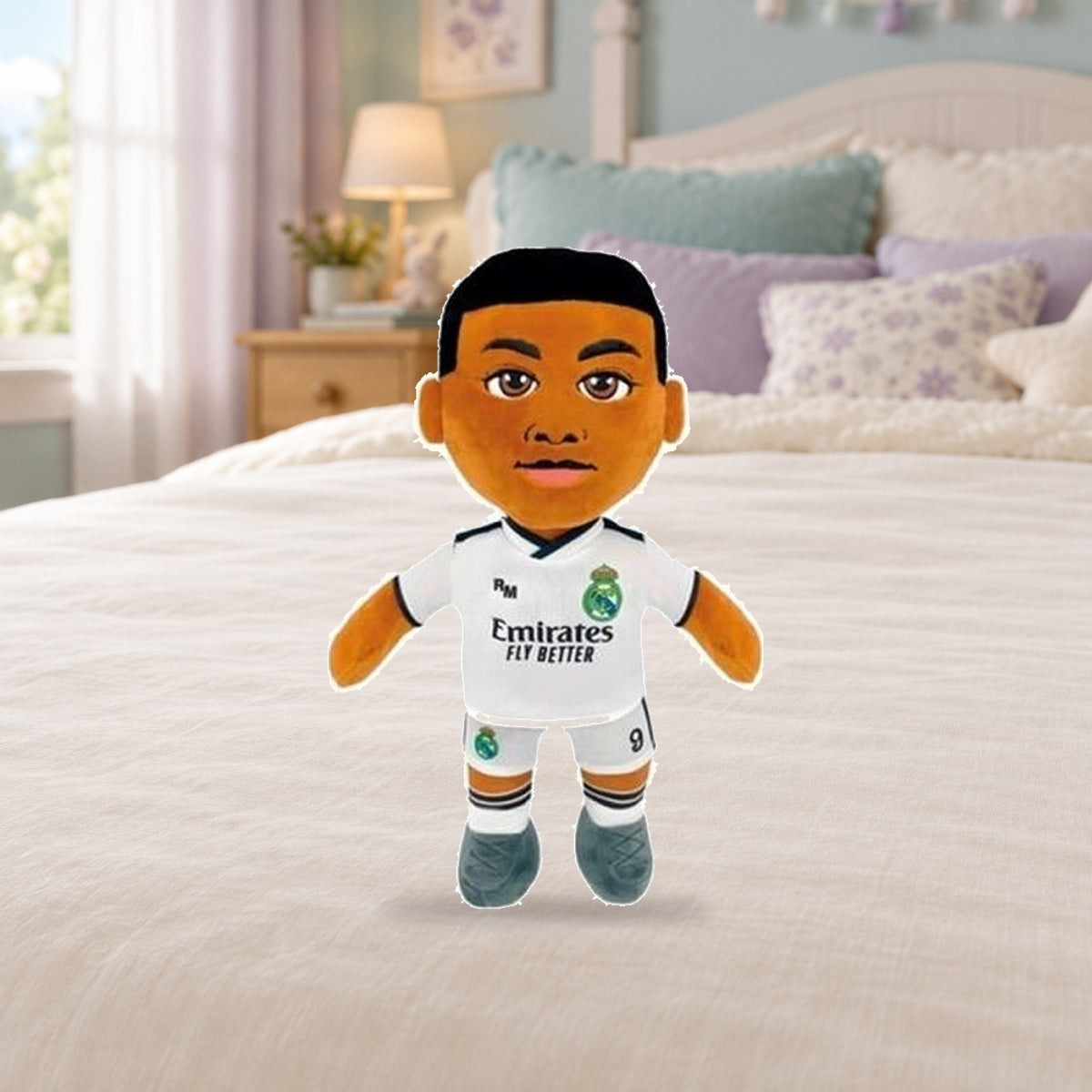 Composición de ambiente con fotografía original: Peluche jugadores del Real Madrid – 40 cm, surtido
