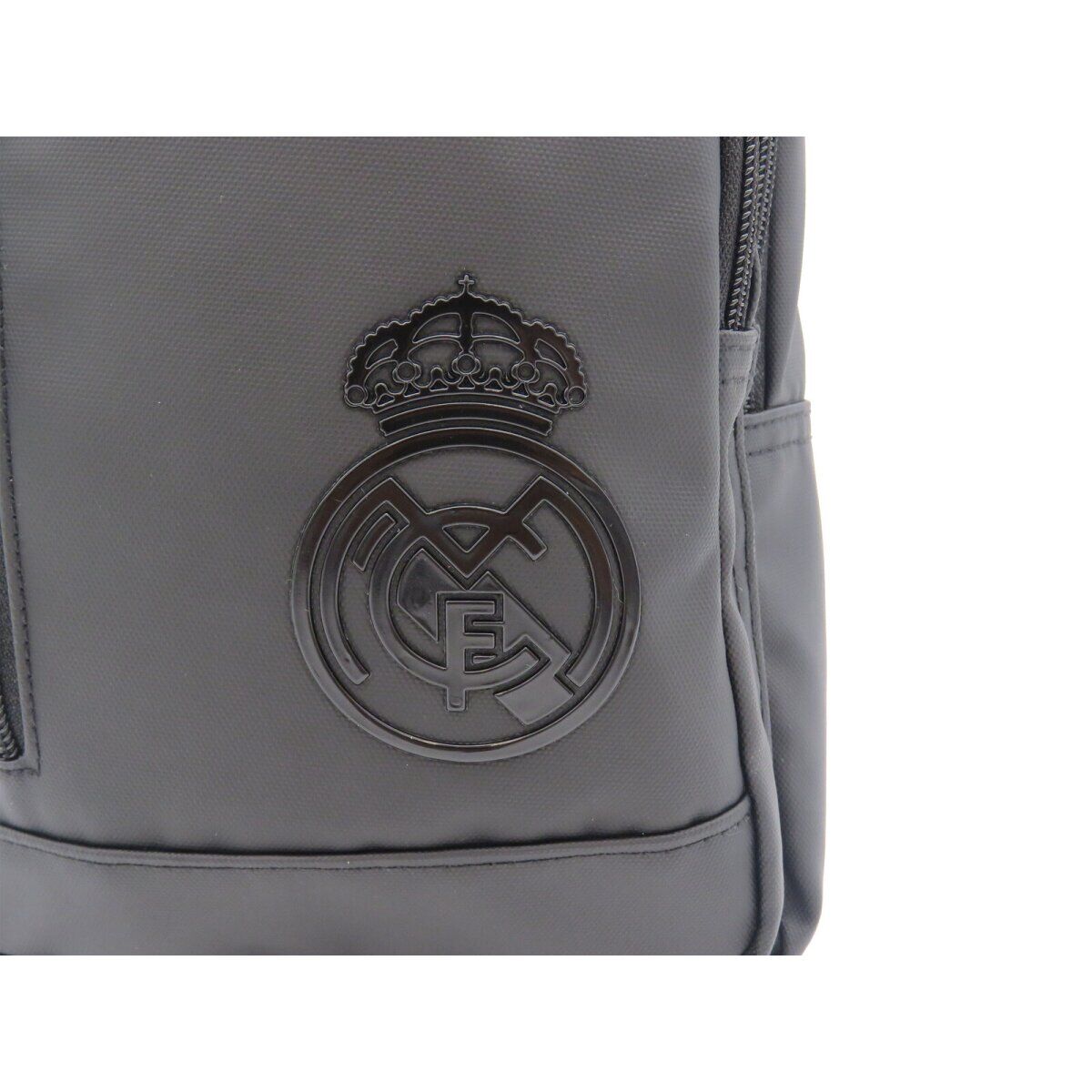 Detalle del escudo negro del Real Madrid