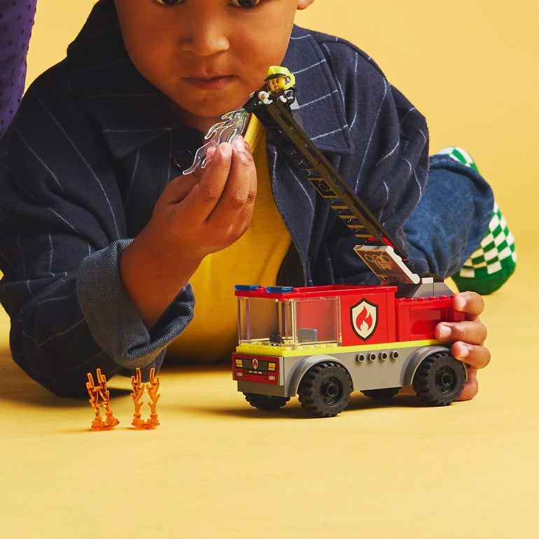 LEGO City – Camión de bomberos con escalera (60463) - en uso
