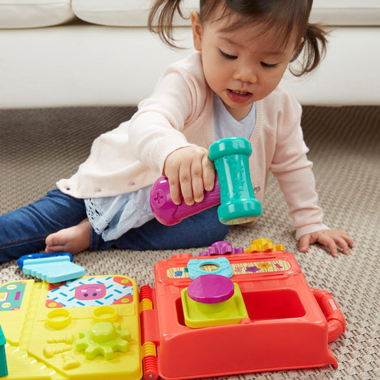 Taller Playskool Pretend 'n Go — niño jugando con el taller