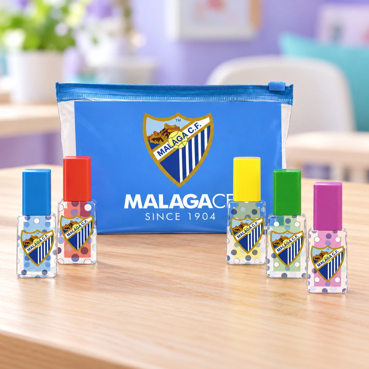 Set de 5 marcadores Málaga CF con estuche — entorno ilustrativo generado con IA