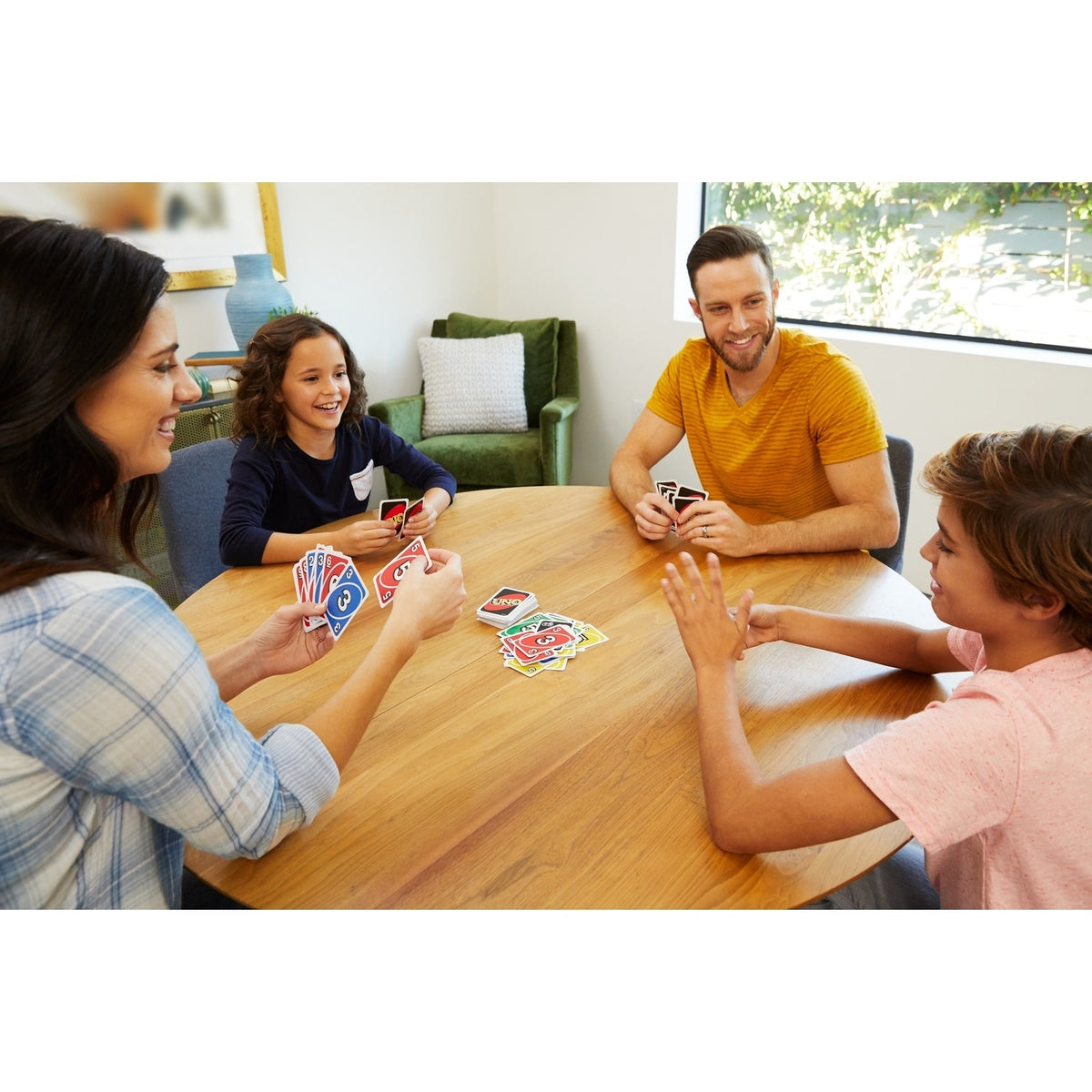 Familia jugando al UNO Original