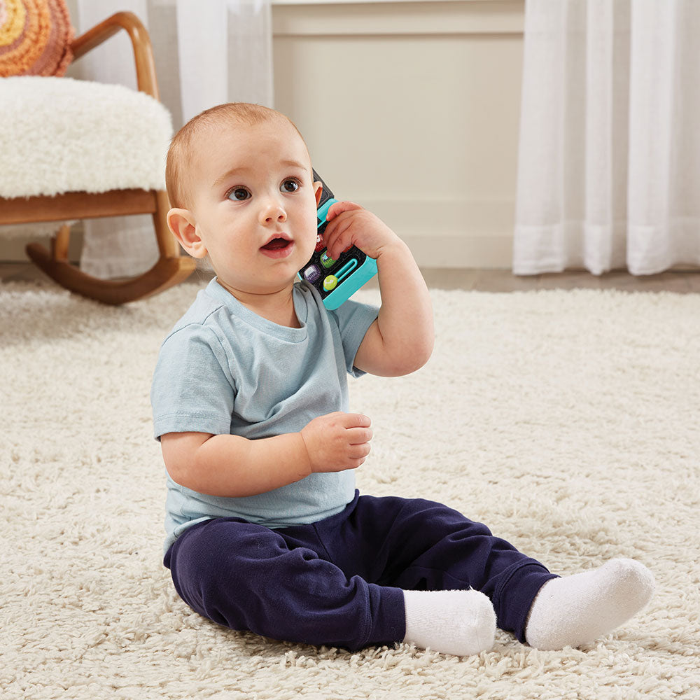 Niño jugando con el teléfono VTech Pop It