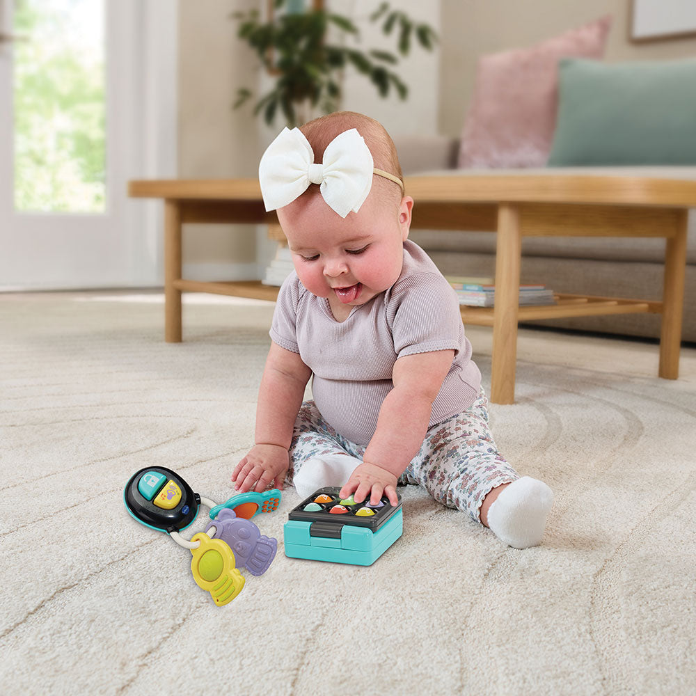 Bebé explorando el teléfono y las llaves VTech Pop It
